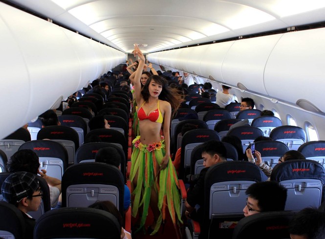 VietJet lại để vũ công mặc bikini “quậy” trên máy bay đến Singapore - ảnh 2